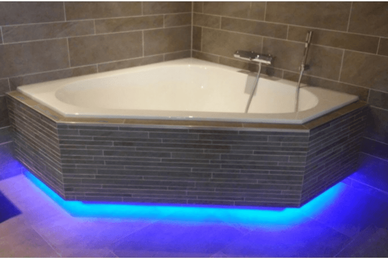 Eine Badewanne mit bunten LED-Lichtern ist in der Nahaufnahme zu sehen